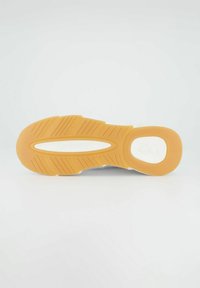 Schuhsohle aus einem Gummimaterial mit einer strukturierten gelb-orangefarbenen Oberfläche und weißen Akzenten. Rillen für bessere Traktion sind sichtbar.
