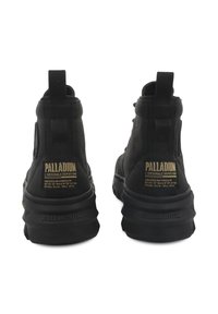 Μαύρα ψηλά αθλητικά παπούτσια με υφασμάτινο άνω μέρος με υφή, λαστιχένιες σόλες και ετικέτα στη φτέρνα. Διαθέτουν πίσω θηλιές για εύκολη φορέση.