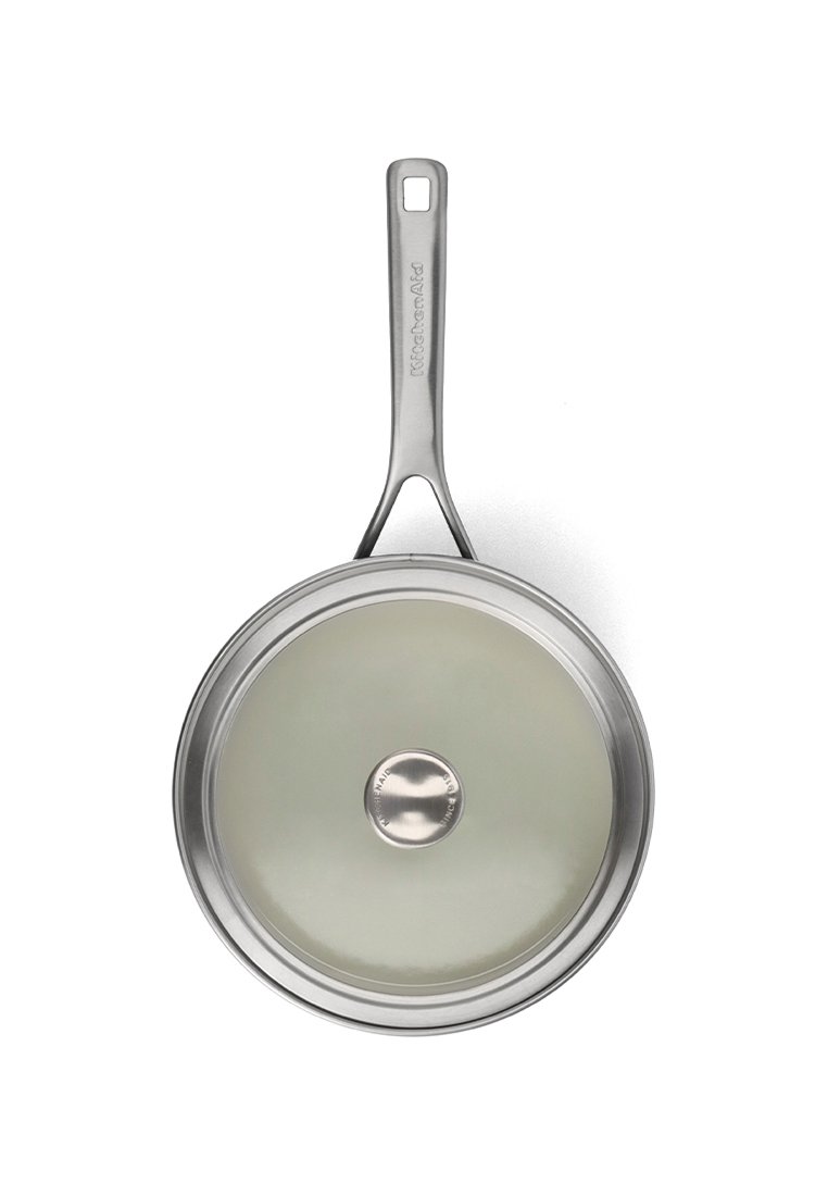 Edelstahl-Bratpfanne mit Deckel und langem Griff, von oben auf einem weißen Hintergrund gesehen.