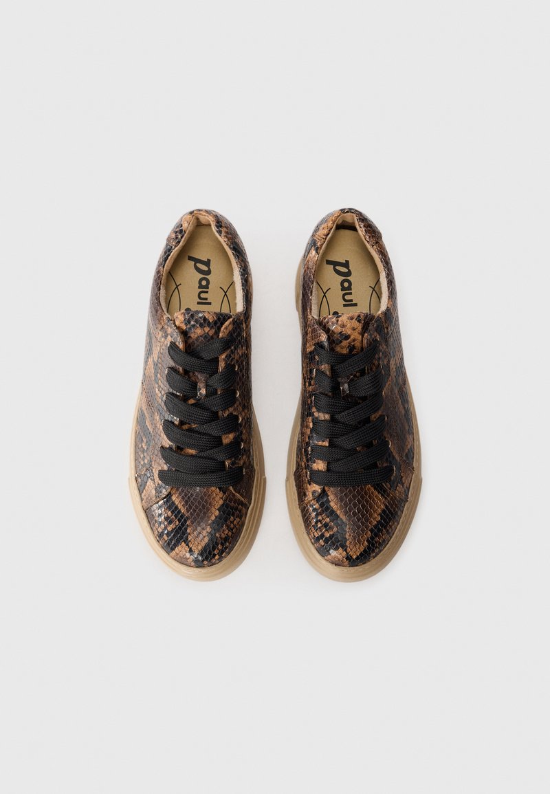 Braun und schwarz gemusterte Sneakers mit einem strukturierten Fake-Schlangenhaut-Obermaterial, schwarzen Schnürsenkeln und einer sandfarbenen Gummisohle. Aufschrift auf der Innensohle.