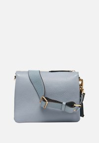 Borsa a tracolla in pelle blu chiaro testurizzata con una sola tracolla regolabile, hardware dorato e chiusura con zip.
