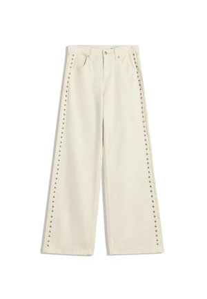 Lichtcrème wijdvallende jeans met metalen studs langs de buitennaad, vijf zakken en een standaard knoopsluiting.