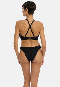 Černý bikiny set s křížovými zády, nastavitelnými ramínky, texturovaným braletem a vysokým pasem pro plné zakrytí.