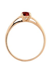 Fijne gouden ring met een minimalistische band, voorzien van een enkele ronde rode edelsteen in een vierpoots zetting.