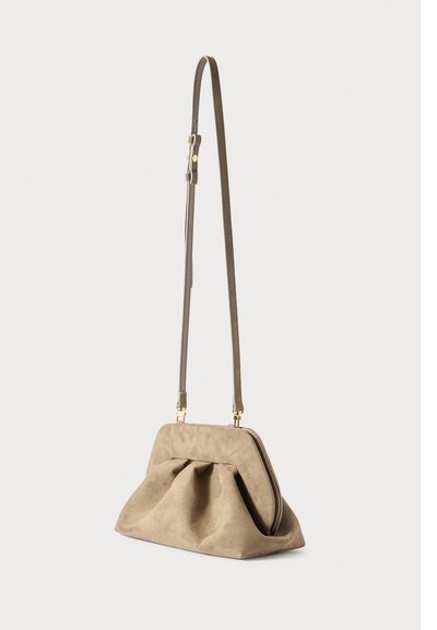 Piccola borsa a tracolla in suede marrone chiaro con dettaglio arricciato e lunga tracolla regolabile su uno sfondo chiaro.