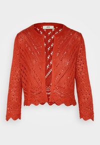 Cardigan aperto di colore rosso corallo, lavorato a maglia con un motivo in pizzo. Presenta maniche a tre quarti e orlo scallop. Etichetta: JDY.
