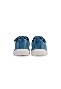 Zapatillas de malla azules con suelas blancas, que cuentan con una pestaña en el talón, parte superior texturizada y un diseño de puntera redondeada.