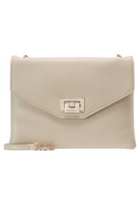 Vaaleanbeige nahkainen clutch-laukku, jossa on läppälukko, kultaiset yksityiskohdat ja irrotettava ketjuhihna. Ominaisuuksiin kuuluu sileä pinta ja minimalistinen muotoilu.