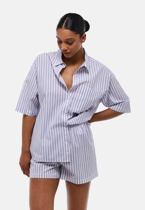 Chemise à manches courtes boutonnée et short assorti en lavande clair avec des rayures verticales blanches. Tissu en coton doux et léger, coupe décontractée.