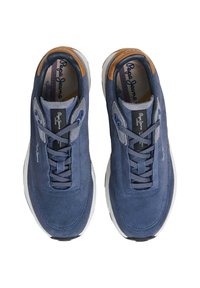 Adidași bleumarin din material suede, cu formă rotundă, accente gri și talpă din cauciuc alb. Prezintă șireturi albastre și un logo pe limbă.