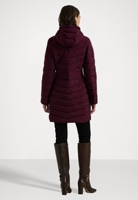Lauren Ralph Lauren CHEVRON-QUILTED HOODED JACKET - Zimski kaput - pinot noir