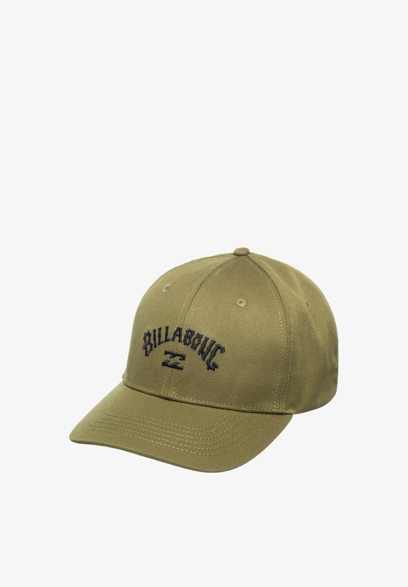 Gorra caqui con visera curva. Presenta el texto bordado en negro "BILLABONG" en la parte delantera. Confeccionada con un tejido resistente y un diseño clásico.