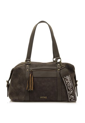 Borsa in pelle marrone scuro con design trapuntato, manici doppi, tracolla staccabile con motivo paisley e ponpon decorativi.