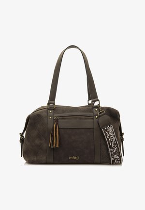 Dunkelbraune Lederhandtasche mit gestepptem Design, doppelten Griffen, abnehmbarem Riemen mit Paisleymuster und dekorativen Quasten.