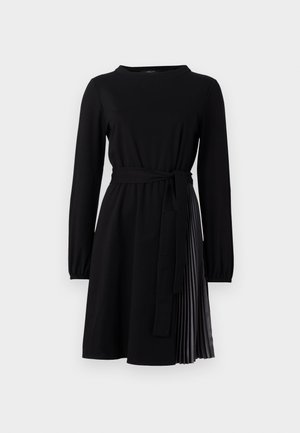 Robe noire à manches longues avec un col rond, une ceinture en tissu et un panneau de jupe plissé en matériau contrastant. Texture lisse sur l'ensemble.