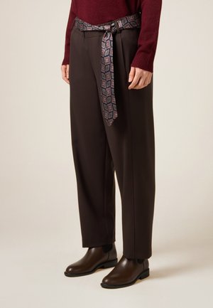 - Spodnie materiałowe