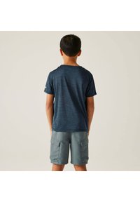 Dunkelblau meliertes T-Shirt mit kurzen Ärmeln, kombiniert mit hellgrauen Cargo-Shorts mit zwei Vorder-Taschen. Schlichtes, funktionales Design.