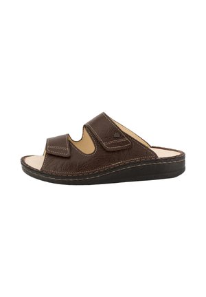 Pantofole aperte in pelle marrone con due cinturini regolabili in velcro e suola imbottita, progettate per comfort e facilità di utilizzo.