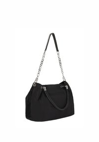 Bolso negro con un lado de malla texturizada, dos asas (una de cadena y otra de tela) y un bolsillo con cremallera en la parte frontal.