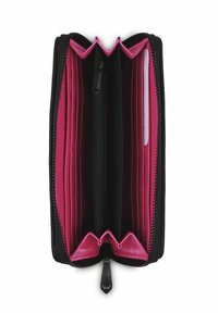 Černá peněženka na zip otevřená a ukazující několik růžových slotů na karty a centrální zipovou kapsu na mince.