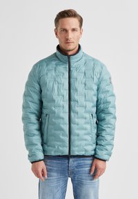 Hellblaue Steppjacke mit gestepptem Design, hohem Kragen und Frontreißverschluss. Verfügt über zwei Seitentaschen und kontrastierende dunkle Einfassungen.
