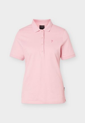 Világos rózsaszín rövid ujjú galléros póló, négy gombbal és finom logóval a bal mellrészen, egyszerű háttér előtt bemutatva.