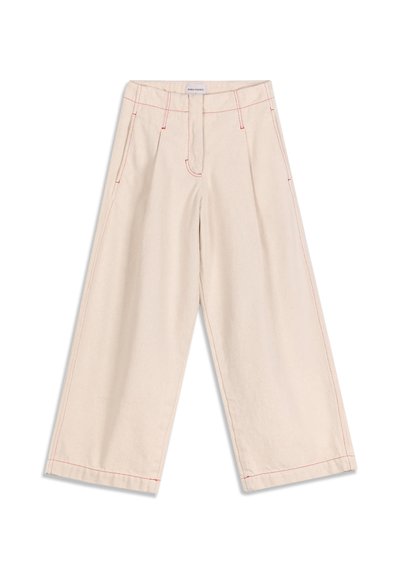 Pantalon beige à jambes larges avec coutures rouges, poches avant et ceinture avec passants, posé à plat sur un fond blanc.
