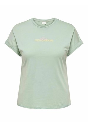 T-shirt verde chiaro a maniche corte con orli risvoltati e scritta "Rock Distortion" in rosa e giallo sul petto.