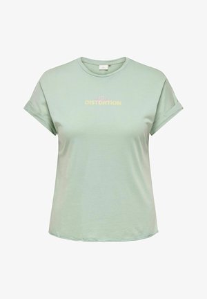 Lichtgroen kortärmelig T-shirt met opgerolde manchetten en tekst "Rock Distortion" in roze en geel op de borst.