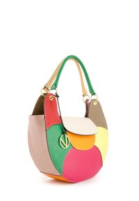 Multikleur leren handtas met een gebogen vorm, voorzien van groene, gele, roze en rode vlekken, een witte klep en gouden hardware-details.