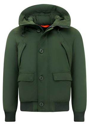 Groene geïsoleerde jas met een capuchon, knopen aan de voorkant, twee klepzakken, geribde manchetten en een contrasterende oranje voering. Gladde stof textuur.
