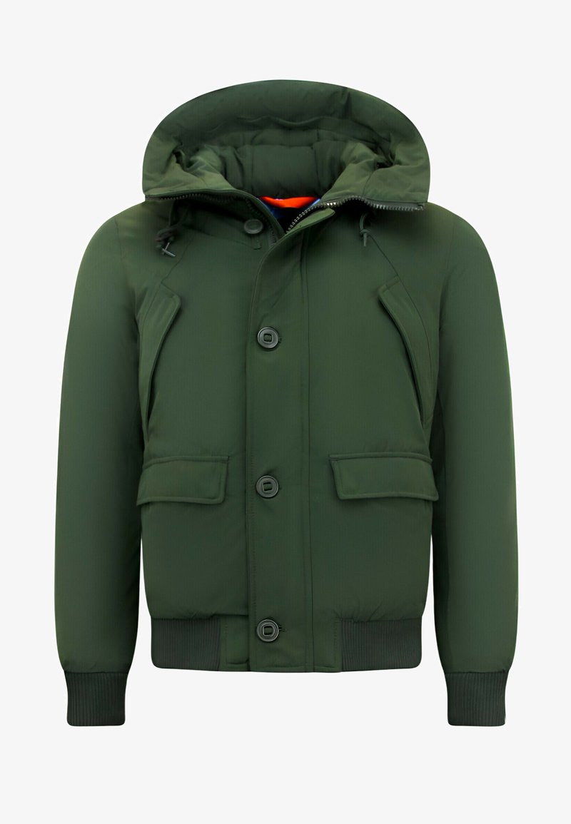 Groene geïsoleerde jas met een capuchon, knopen aan de voorkant, twee klepzakken, geribde manchetten en een contrasterende oranje voering. Gladde stof textuur.