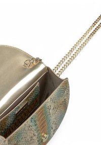 Bolso bandolera metálico dorado con correa de cadena, que presenta un diseño de piel de serpiente texturizada y un cierre de botón a presión. Interior con un compartimento para tarjetas.