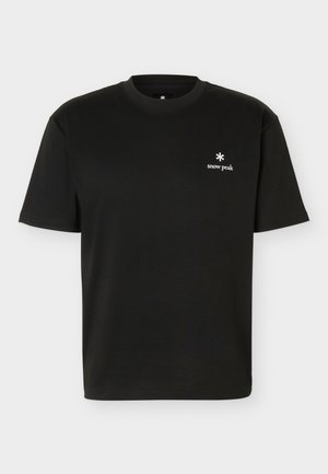 Schwarzes T-Shirt mit kurzen Ärmeln und Rundhalsausschnitt mit kleinem weißem „snow peak“-Logo auf der linken Brust.