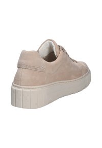Lichtbeige suède sneaker met een witte rubberen platformzool. Kenmerkt zich door een ronde neus en een gevoerde binnenkant. Subtiele stikselaccenten.