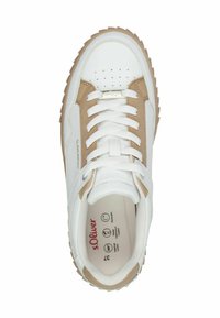 Sneaker bianco con accenti beige, tomaia testurizzata, lacci piatti e suola in gomma. Presenta il logo sul lato e una soletta traspirante.