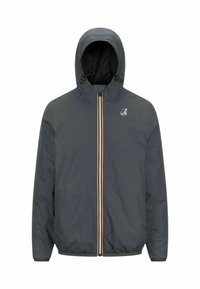 Grijze sweatshirt met capuchon en ritssluiting aan de voorkant, met een gekleurde streep in het midden en een logo op de linkerkant van de borst. Glad, lichtgewicht materiaal.