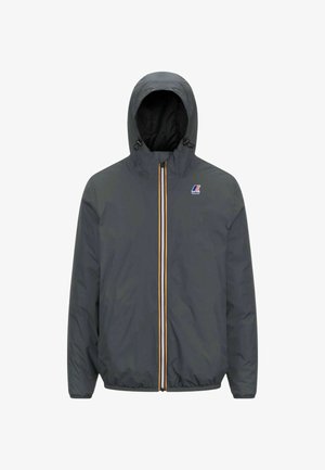 Veste à capuche grise avec fermeture éclair à l'avant, présentant une bande colorée au centre et un logo sur la poitrine gauche. Matériau lisse et léger.