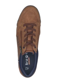 Braune Wildlederschuhe mit marinefarbenen Textilakzenten, runder Zehenpartie und braunen Schnürsenkeln. Mit einem Reißverschluss an der Seite und einem Logodetail an der Seite. Größe 42.