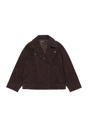 Giubbotto da moto in suede marrone con ampio bavero, bottoni a pressione in argento e due tasche frontali. Presenta una vestibilità rilassata e una texture liscia.