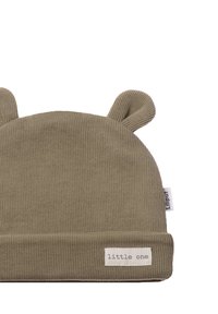 Olivgrüne gestrickte Mütze mit Bärenohren, gerippter Textur und einem Umschlag; verfügt über ein Stoffetikett mit dem Text "kleiner Mensch."
