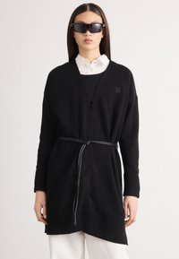 Μαύρο πλεκτό cardigan με μακριά μανίκια, με σχέδιο τύπου περιτύλιξης και μαύρη δερμάτινη ζώνη. Κεντημένο λογότυπο στο �στήθος.