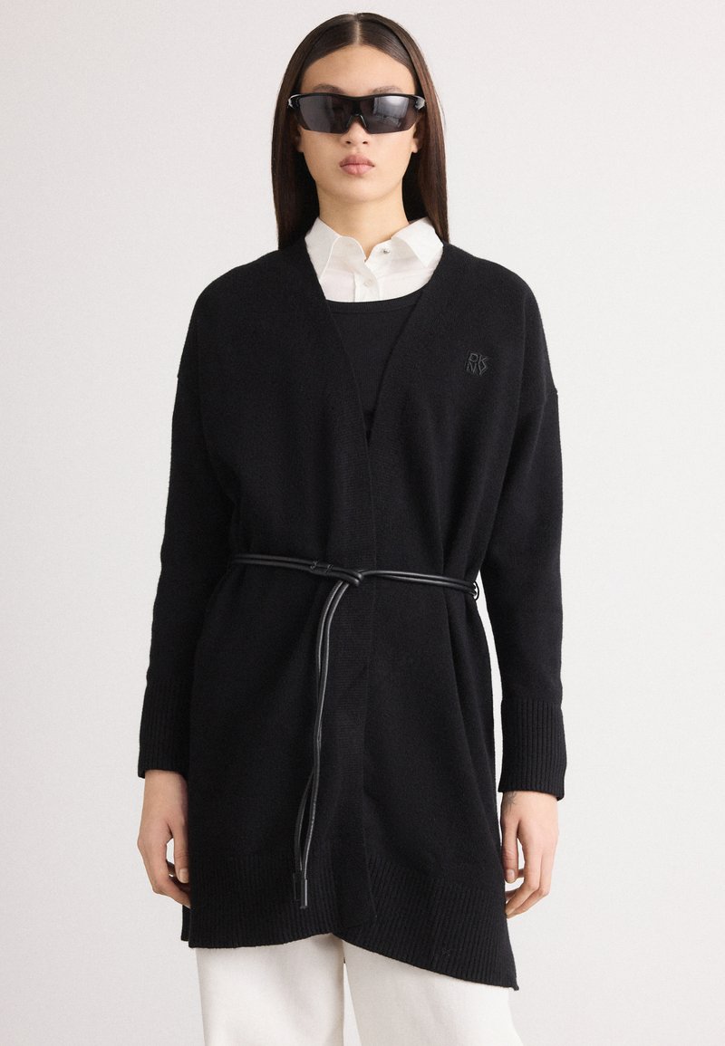 Μαύρο πλεκτό cardigan με μακριά μανίκια, με σχέδιο τύπου περιτύλιξης και μαύρη δερμάτινη ζώνη. Κεντημένο λογότυπο στο στήθος.