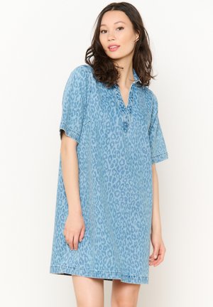 LolaLiza LEOPARD PRINT  - Denimové šaty - blue bleached