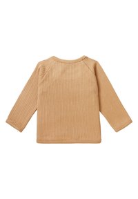 Rippiger beiger Pullover mit langen Ärmeln, rundem Hals und Schulternähten. Weiche Textur und ein einfaches Design, das sich gut für das Layering eignet.