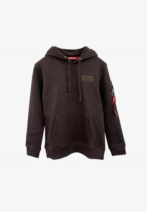 Brązowa bluza z kapturem wykonana z mieszanki bawełny, posiada kieszeń z przodu, kaptur ze sznurkiem oraz kieszeń na rękawie zapinaną na zamek z czerwonym detalem.