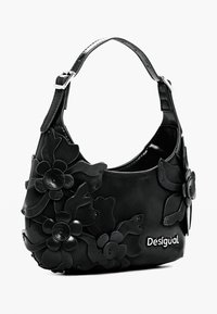 Čierna kožená kabelka s oblým tvarom, zdobená trojrozmernými kvetinovými akcentmi a značkovým detailom. Pripnutý nastaviteľný popruh.