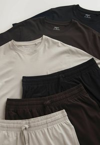 Négy darab kerek nyakú póló és hozzávaló gumis derékpántos nadrág szett. A színek között szürke, fekete, sötétbarna található. Simább anyag, minimalista dizájn.