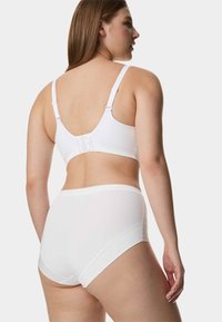 Hvid bomulds-bh med justerbare stropper og hægte lukning, kombineret med matchende højttaljede hvide trusser, glat tekstur, minimalistisk design.