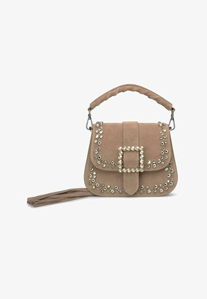Bolso de mano de ante sintético beige con un asa trenzada, detalles de tachuelas y una gran hebilla decorativa. Presenta un detalle de borla desmontable.